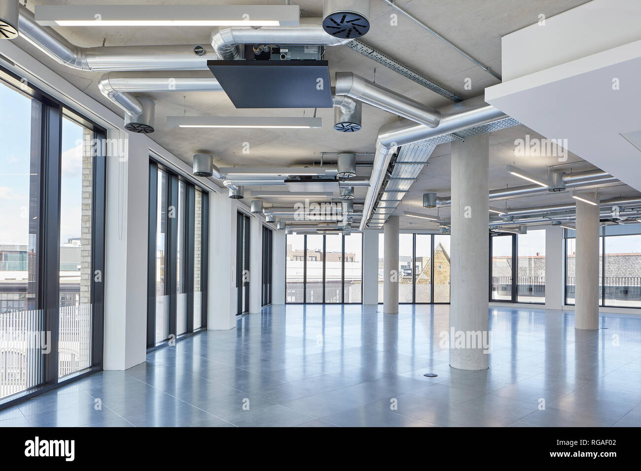 Unmöblierte Büro Bodenplatte. Paul Street, London, Vereinigtes Königreich. Architekt: Steif+Trevillion Architekten, 2018. Stockfoto
