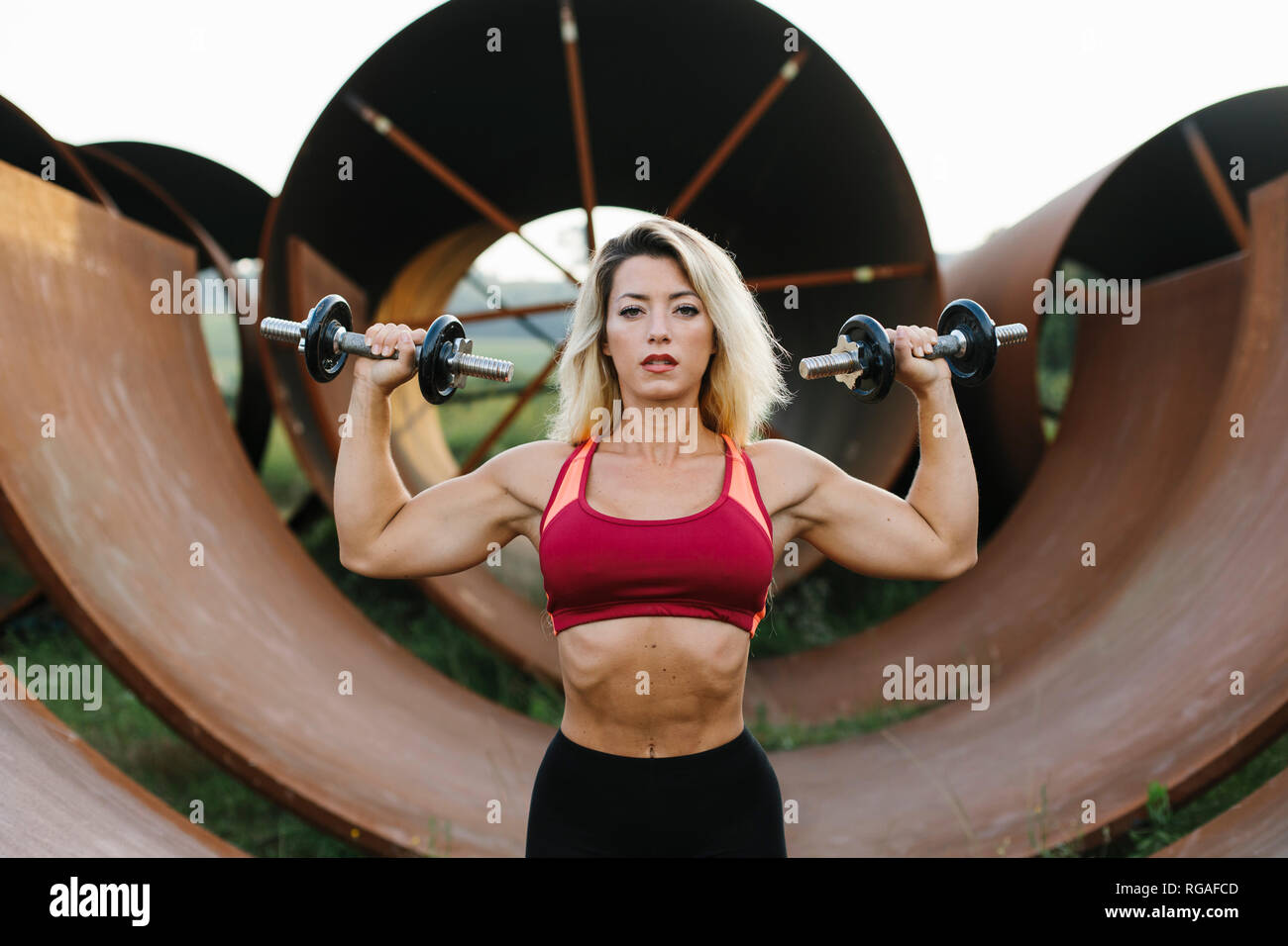 Athletische Frau tun Gewicht Workout an Industrial Site Stockfoto