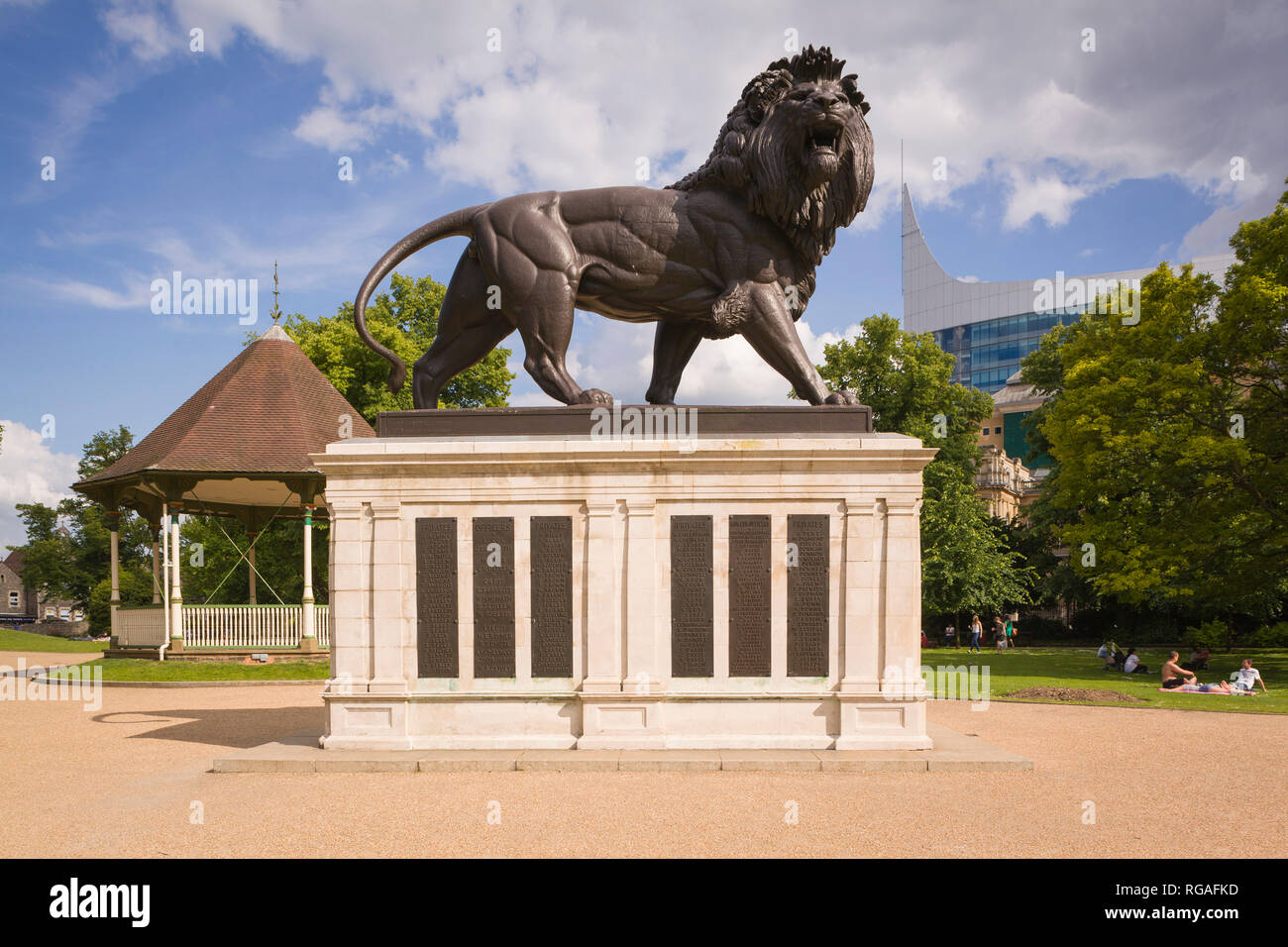 Der Maiwand-löwe, allgemein bekannt als The Forbury Löwe, ein Denkmal für die in der Zweiten Anglo-Afghan Krieg verloren, Reading, Berkshire Stockfoto