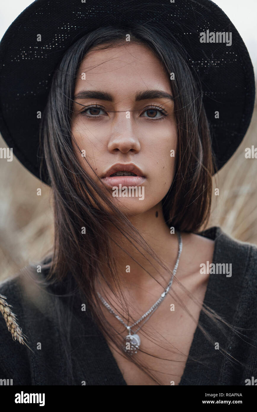 Portrait von modische junge Frau mit schwarzen Hut Stockfoto