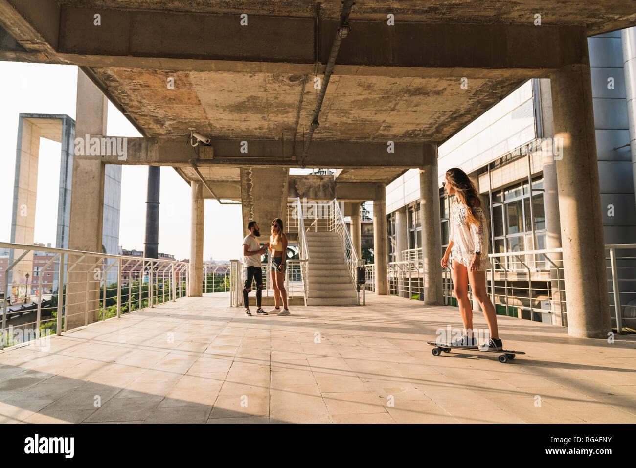 Freunde mit Skateboard Entspannen in der Stadt Stockfoto