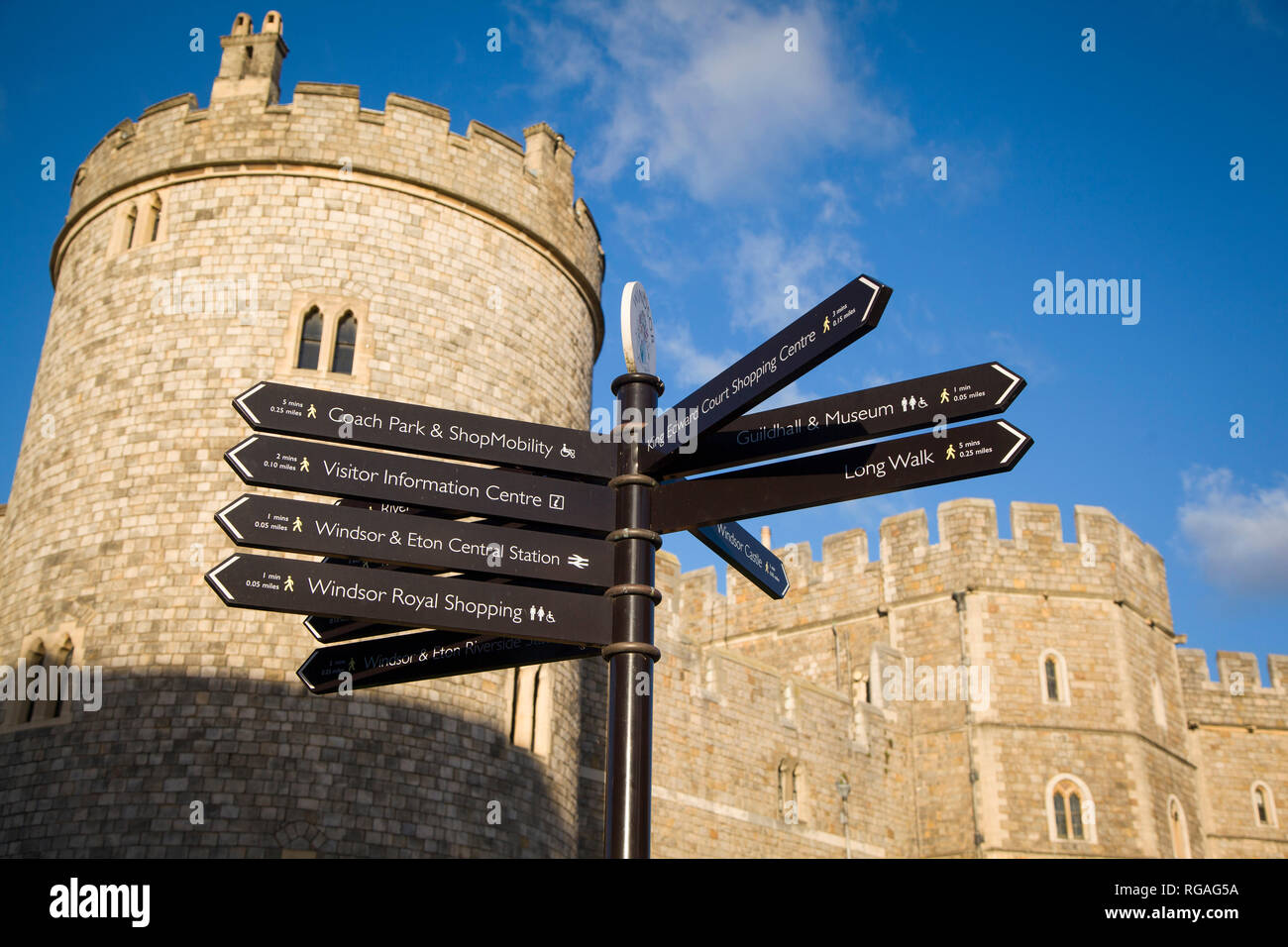 Touristische Hinweisschilder außerhalb Schloss Windsor, Berkshire Stockfoto