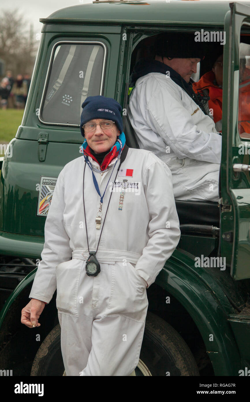 Ein Rennen Marschall wartet in der Kälte an der jährlichen Goodwood Mitglieder Rennen Treffen in West Sussex Stockfoto