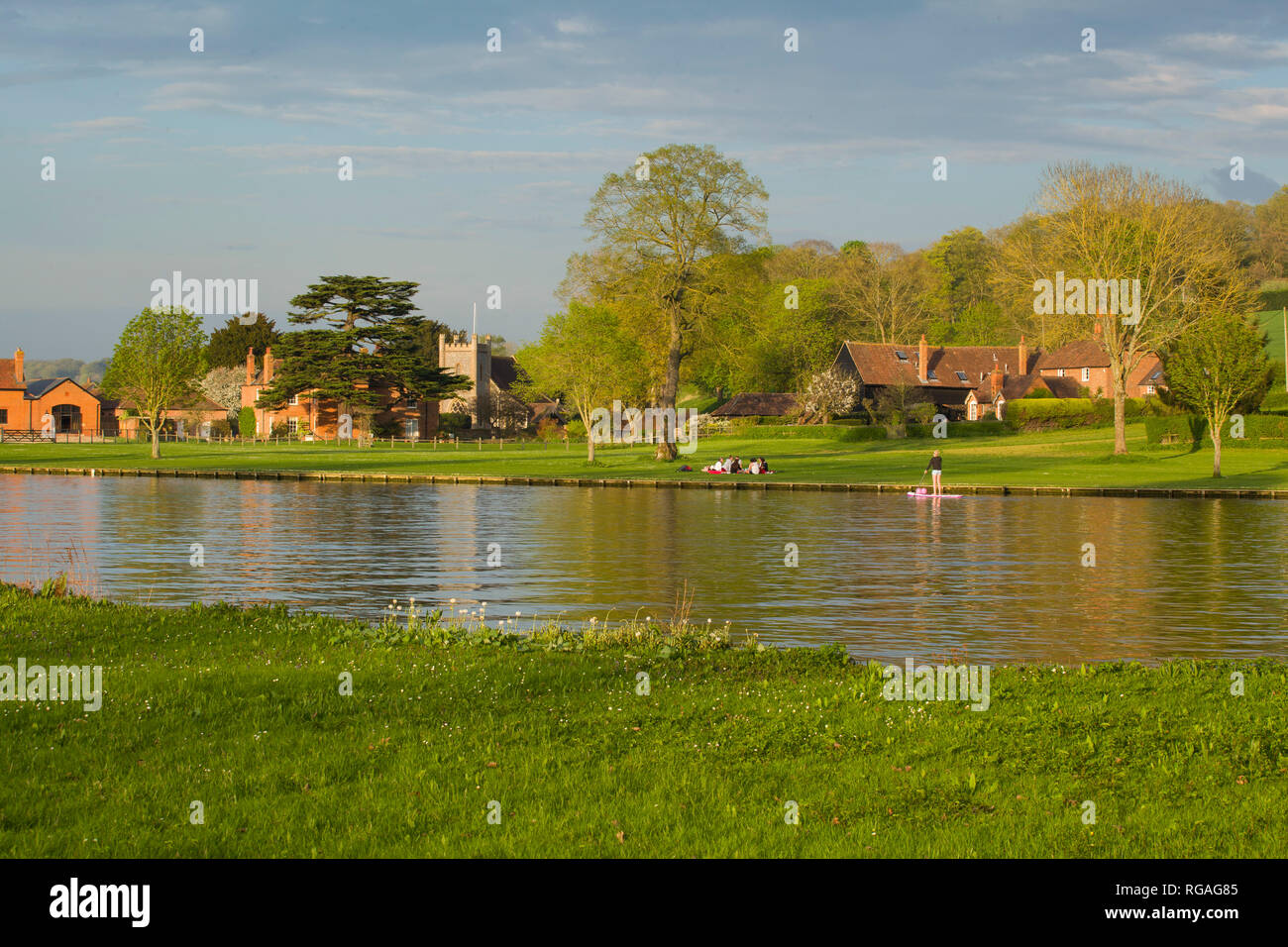 Ein Sommer Picknick an der Themse in der Abendsonne, das durch das Dorf von Remenham, Berkshire, Stockfoto