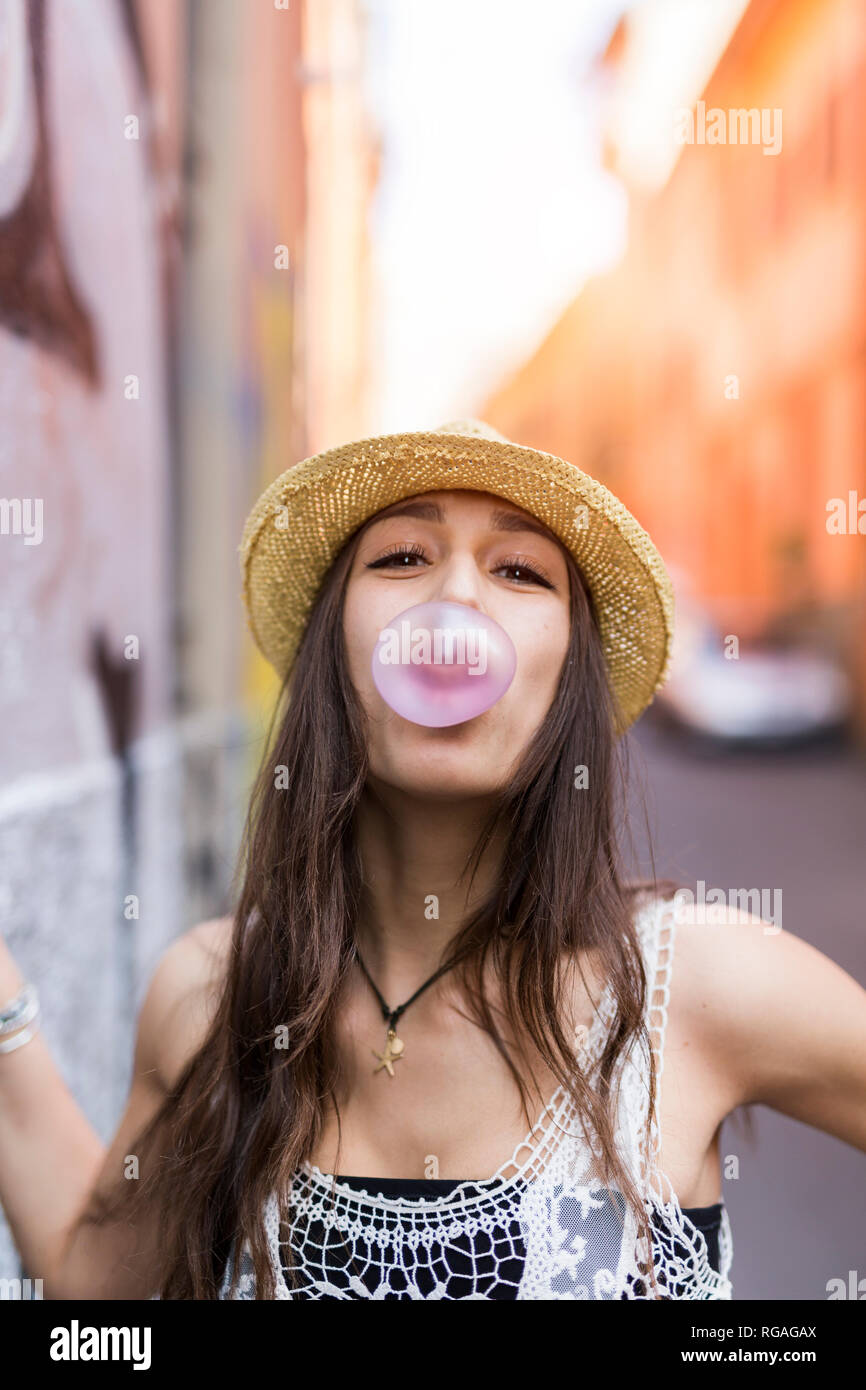 Porträt der jungen Frau bläst Kaugummi Stockfoto
