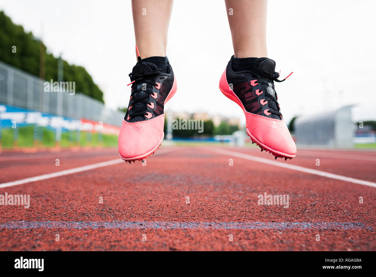 Füße von einem springenden Läufer, der Luft Stockfoto