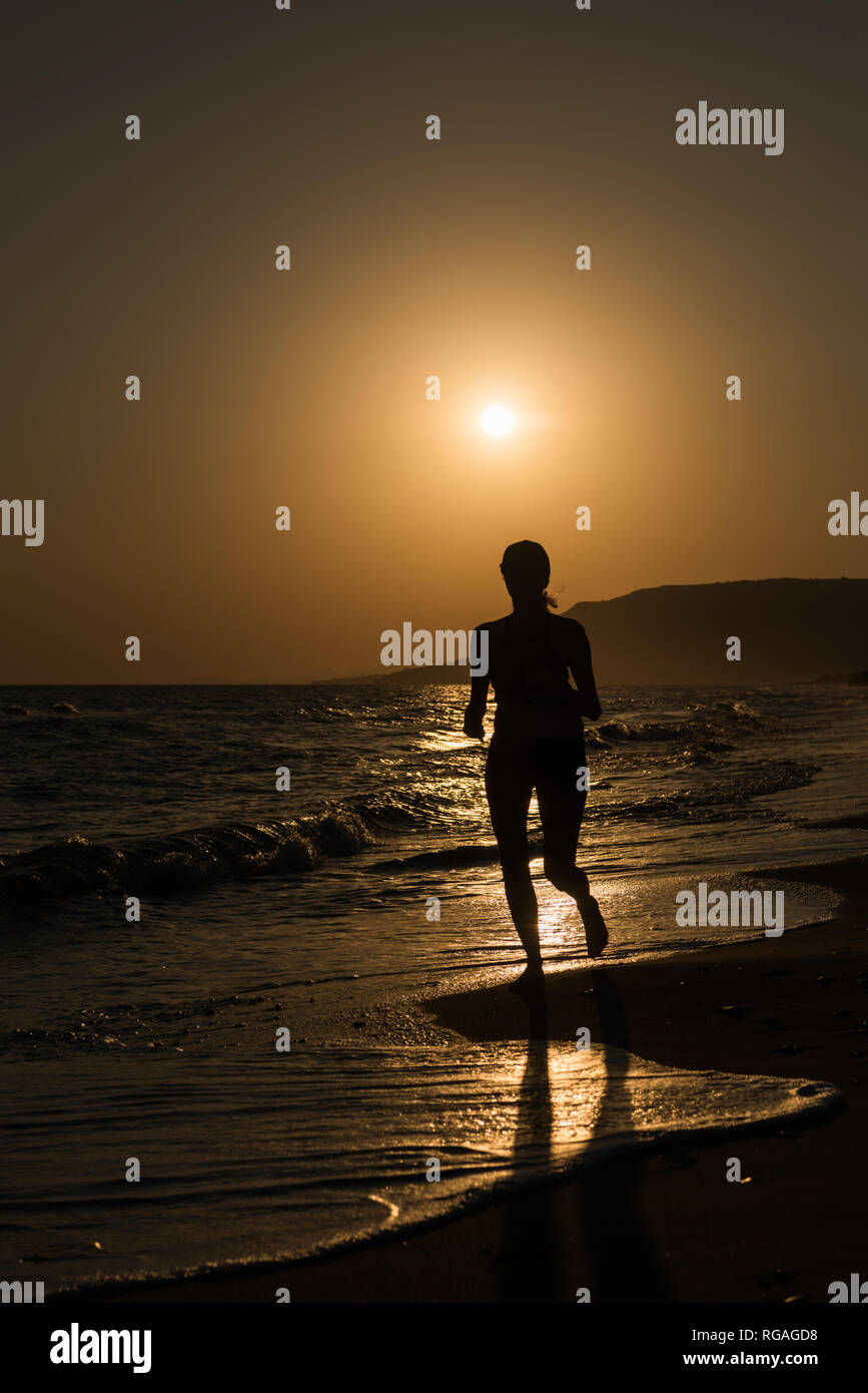 Runner Ausübung bei Sonnenaufgang Stockfoto