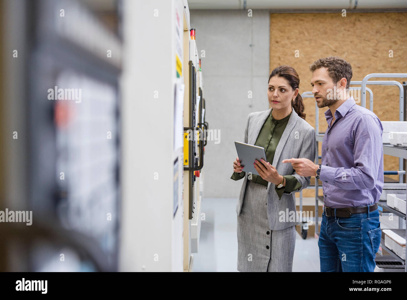 Kaufmann und Frau mit einem Treffen in High-Tech-Unternehmen Stockfoto