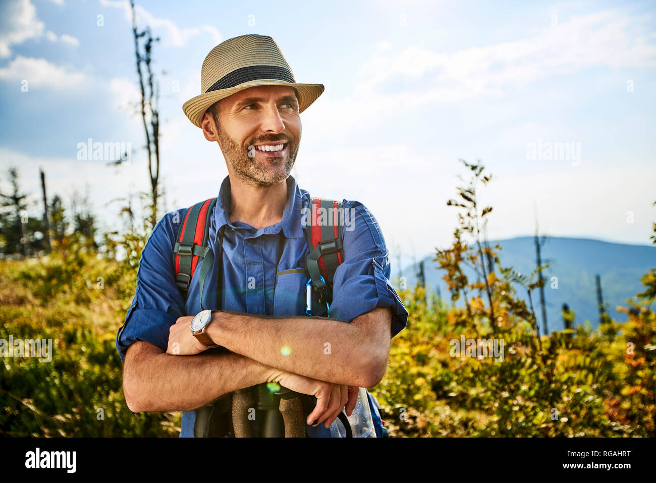 Portrait von lächelnden Wanderer genießen Sie einen wunderschönen Tag in den Bergen Stockfoto