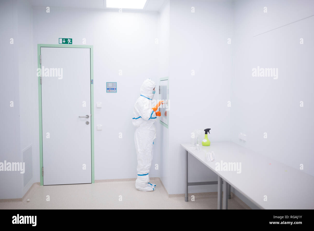 Labortechniker tragen Reinraum insgesamt an Material Schleuse Stockfoto
