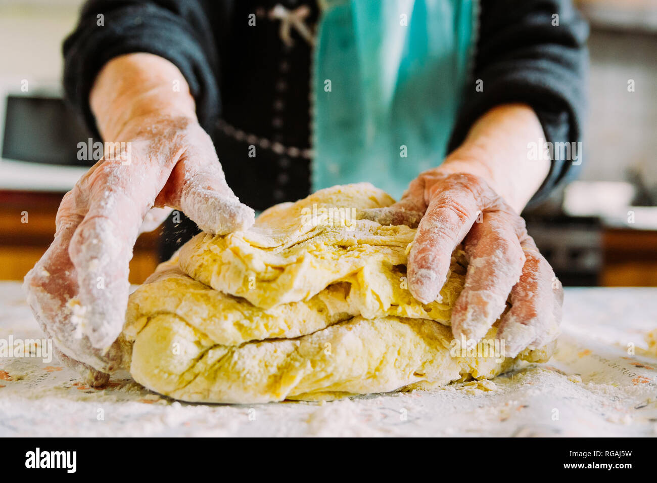 Alte italienische gradma Hände frische hausgemachte Pasta in der Küche mit Mehl, eine