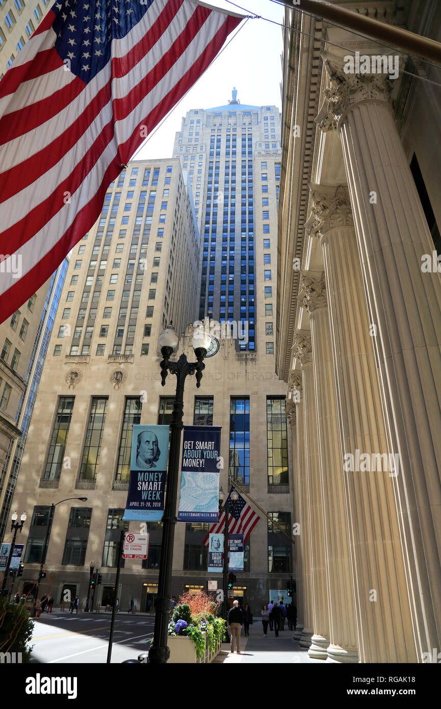 Eine US-Flagge vor der Chicago Board of Trade auf Jackson Boulevard mit Federal Reserve Bank nach Rechts. Loop. Chicago, IL, USA. Stockfoto