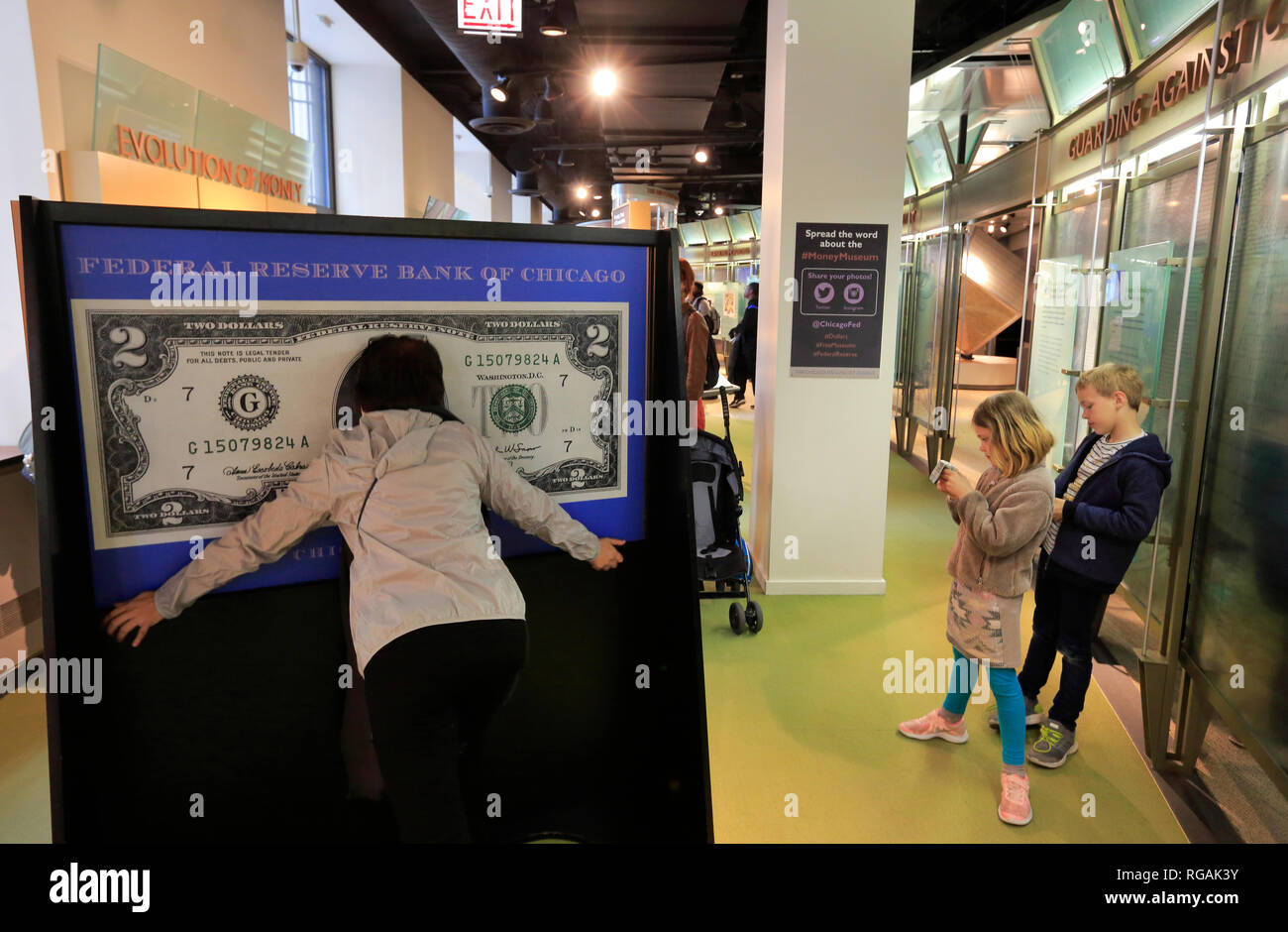 Ein Besucher ein Foto innerhalb eines 100-Dollar-Schein in Geld Museum in der Federal Reserve Bank of Chicago. Illinois/USA Stockfoto
