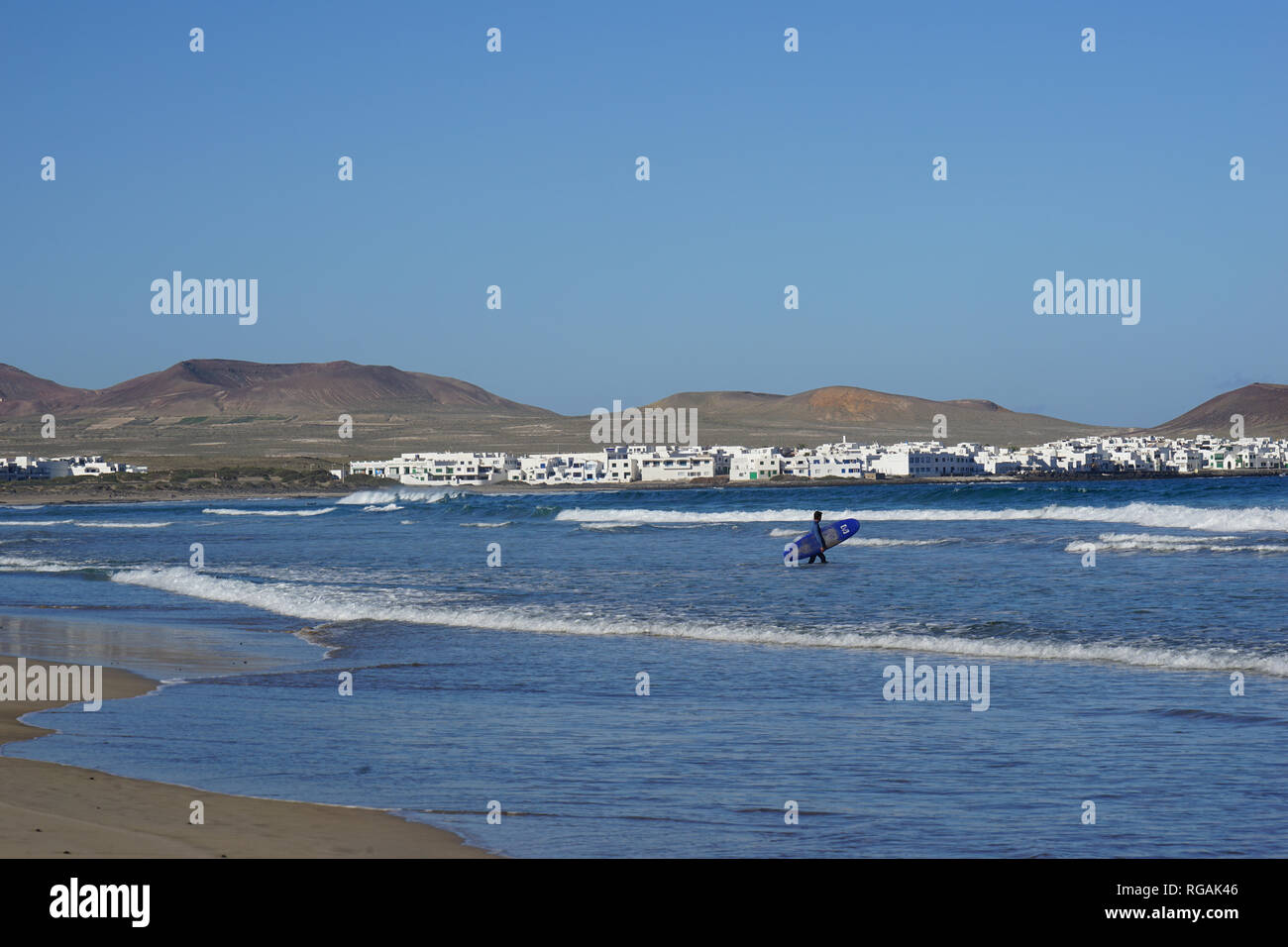 Surfer mit Surfbrett, Playa de Famara, Lanzarote, Kanarische Inseln, Spanien Stockfoto