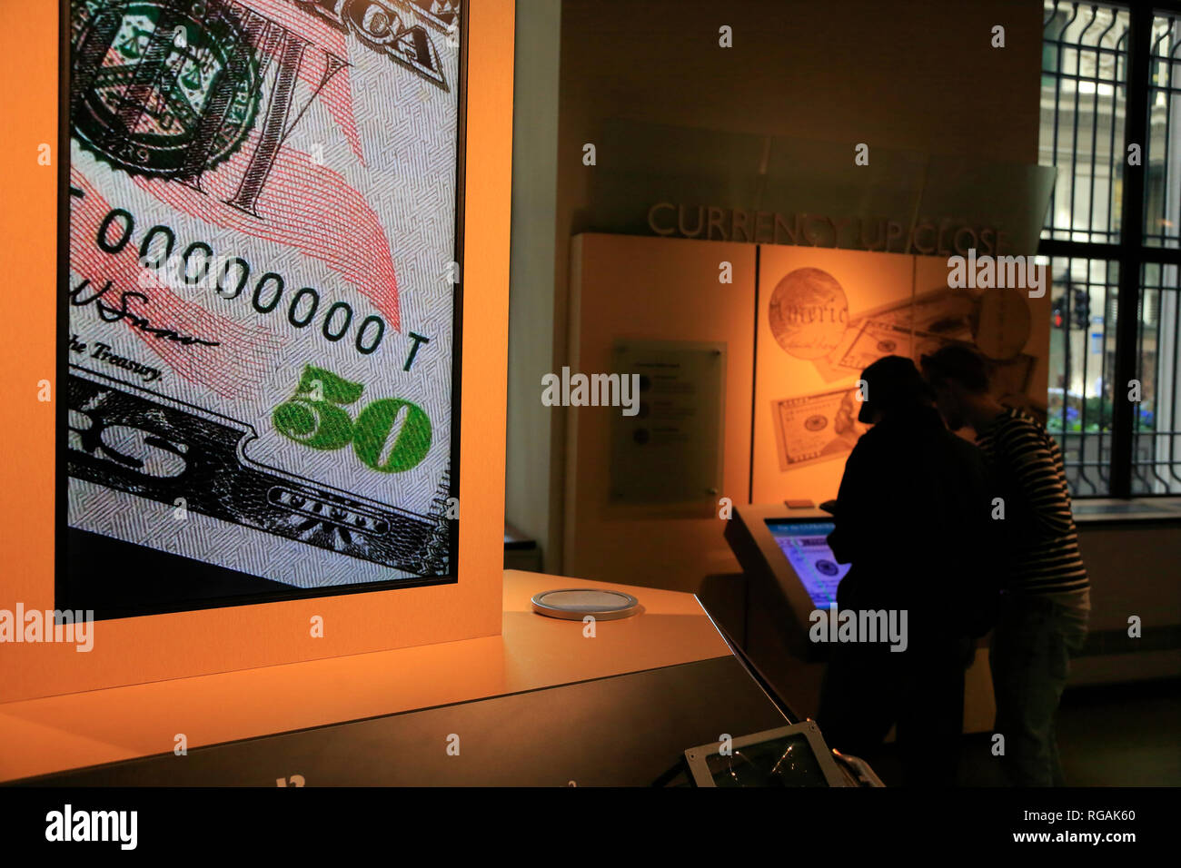 Es wird ein Bildschirm angezeigt, detaillierte Sicherheitsfunktionen in US-Dollar Papier Währung in Geld Museum. Federal Reserve Bank of Chicago. Illinois/USA Stockfoto