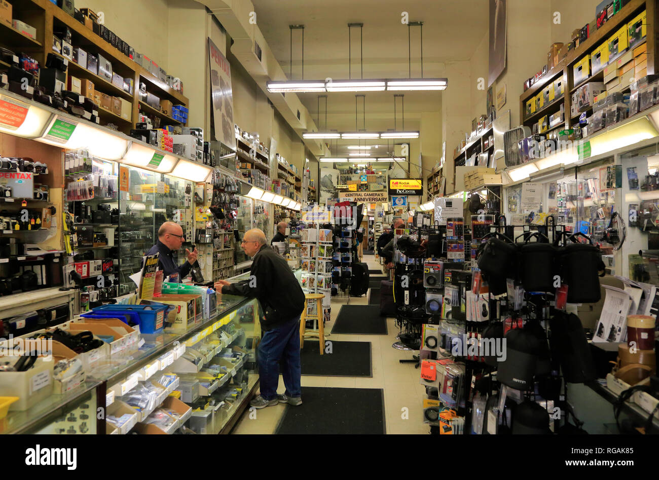 Innenansicht der zentralen Kamera Company, einem berühmten Chicago camera shop-in-the-Loop von Chicago, Illinois/USA. Stockfoto Innenansicht der zentralen Kamera Company, einem berühmten Chicago camera shop-in-the-Loop von Chicago, Illinois/USA. Stockfoto