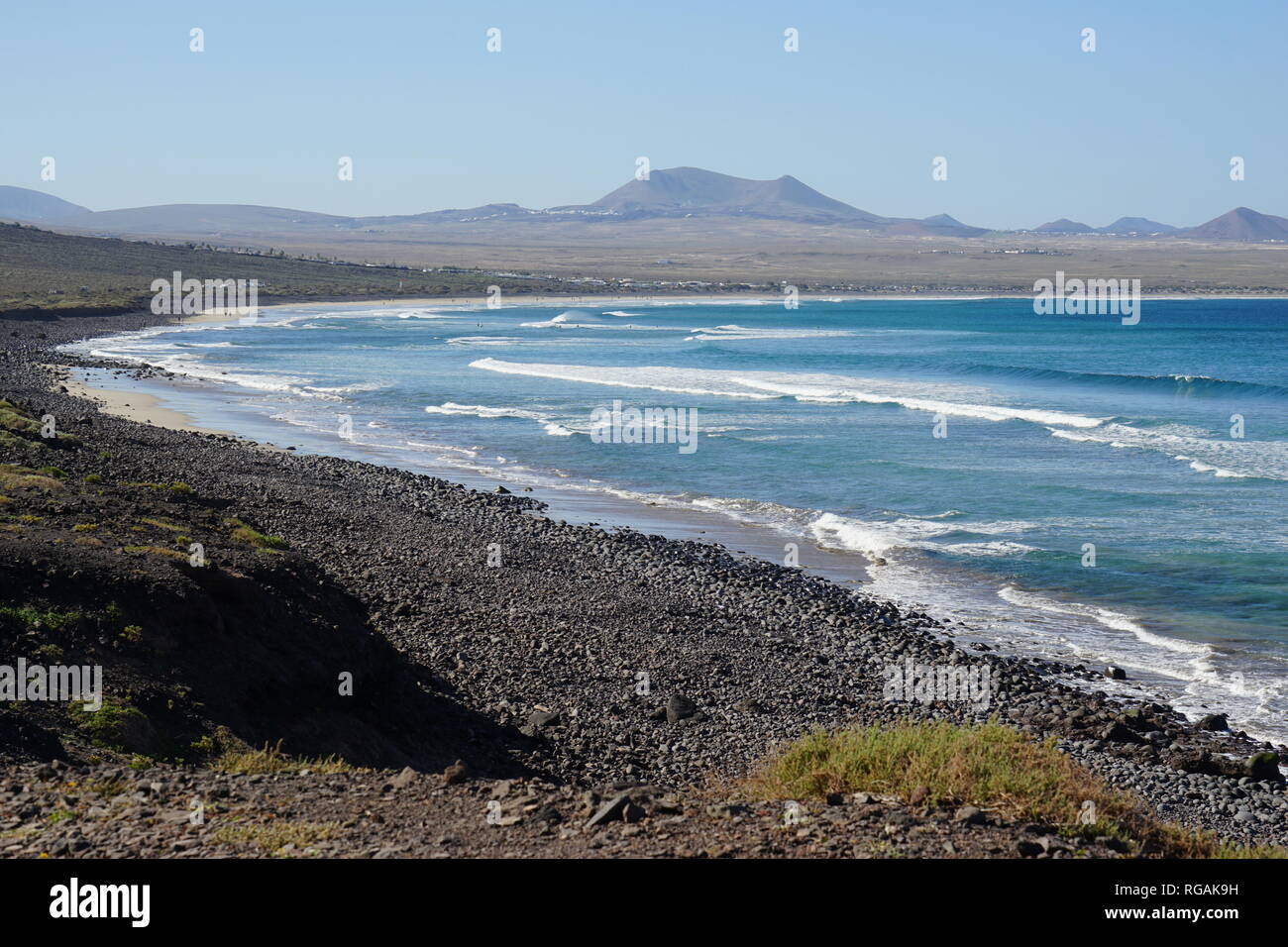 Playa de Famara, Bafia de Penedo, Blick von den Riscos de Famara, Lanzarote, Kanarische Inseln, Spanien Stockfoto
