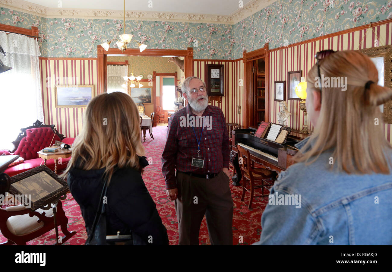 Besucher mit Guide im Wohnzimmer von Ernest Hemingway's Geburtshaus. 339 N. Oak Park Avenue. Oak Park. Westlich von Chicago. Illinois. USA Stockfoto