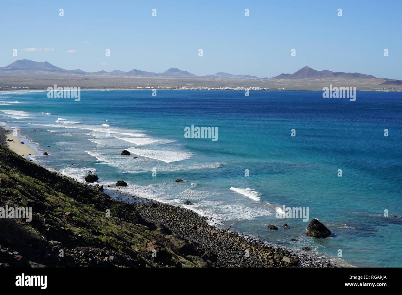 Blick auf die Bahia de Penedo, Playa de Famara, von den Riscos de Famara, Lanzarote, Kanarische Inseln, Spanien Stockfoto