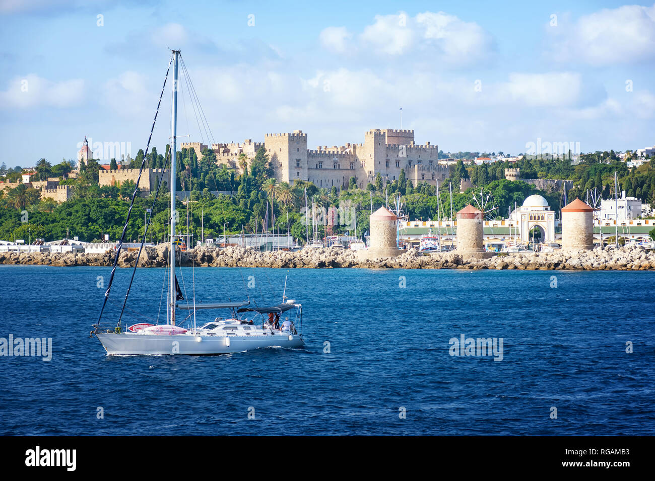 Segel Boote vor Grand Master-Palast in der Stadt Rhodes (Rhodos, Griechenland) Stockfoto