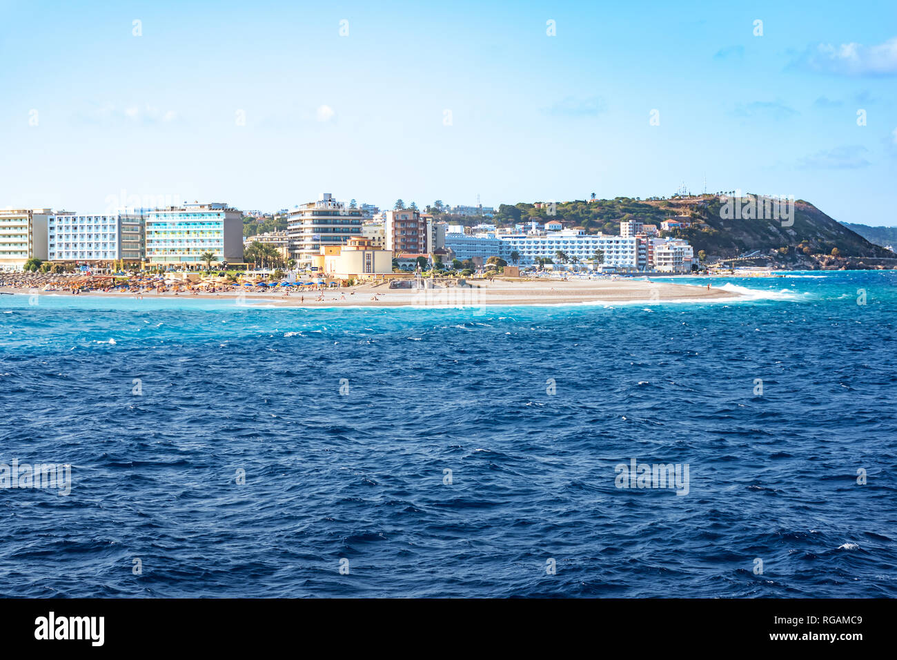Blick auf die Küste von Rhodos Stadt gesäumt mit Hotels am Strand Elli (Rhodos, Griechenland) Stockfoto