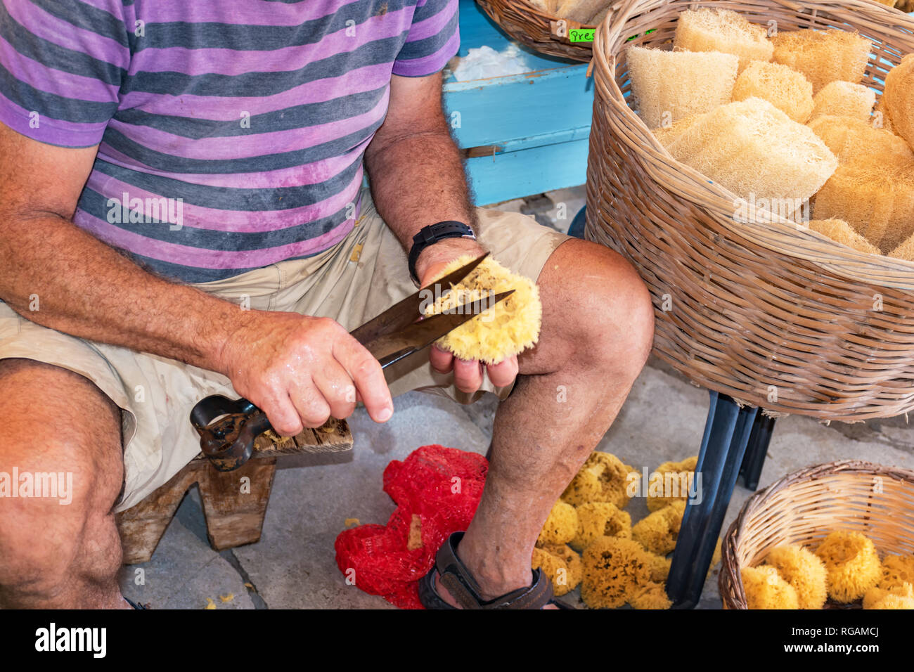 Schwamm Cutter Verkleidungen Meer schwamm Tampon in Street Shop auf Symi  Insel (Rhodos, Griechenland Stockfotografie - Alamy