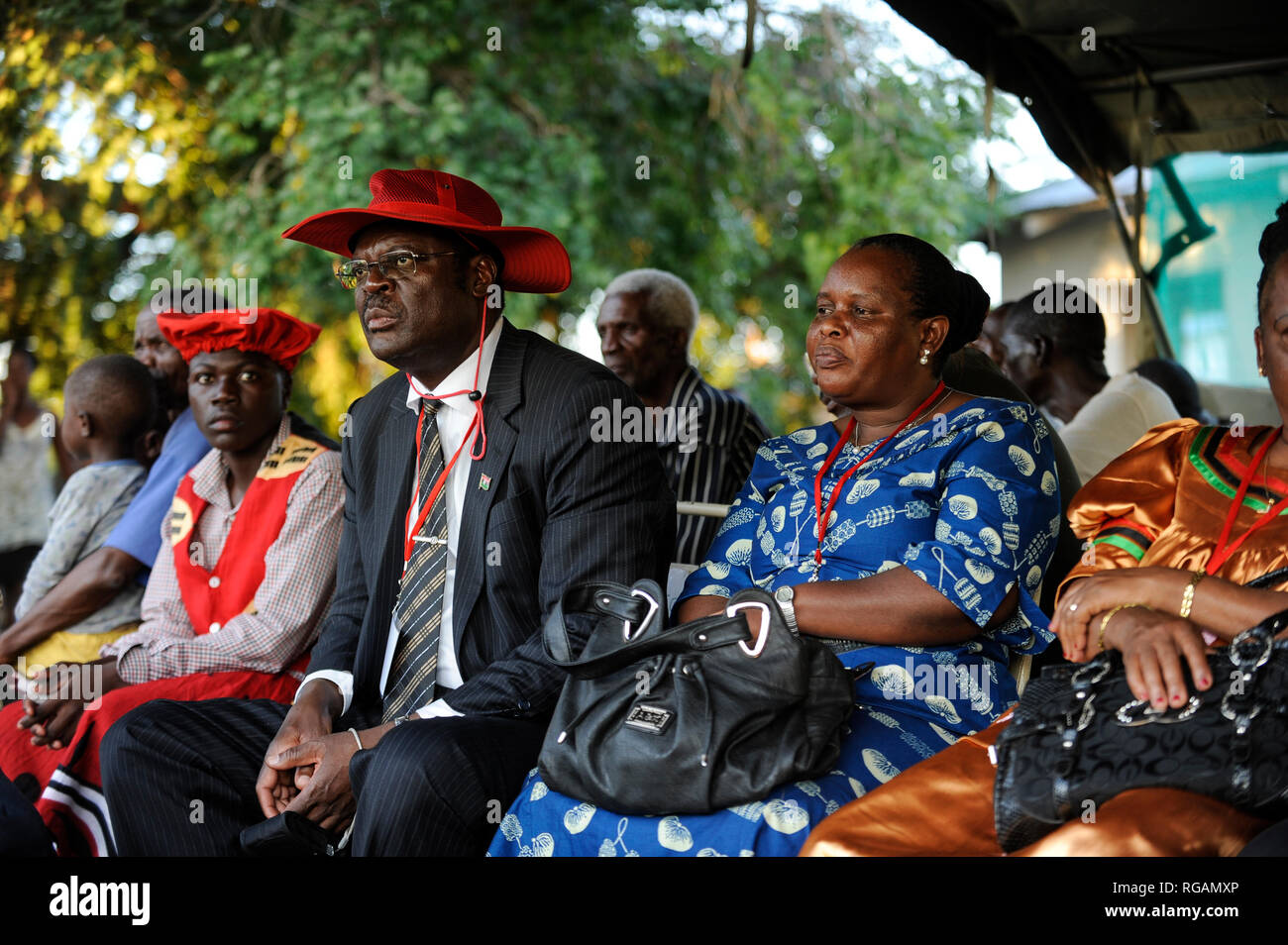 Sambia Barotseland, Sambesi Aue, Kuomboka Zeremonie in Limulunga, die lozi König Lubosi Imwiko II. rief auch Litunga, seine untere land Residence ändern Nach der Regenzeit mit der Königlichen barke Nalikwanda zu seinen oberen land Palace in Limulunga, Gast- und Entourage/SAMBIA Barotseland, Flutebene des Sambesi Fluss, Kuomboka Fest in Limulunga, der lozi Koenig, Litunga, in seiner Residenz in Limulunga, Gaeste und Gefolgschaft Stockfoto