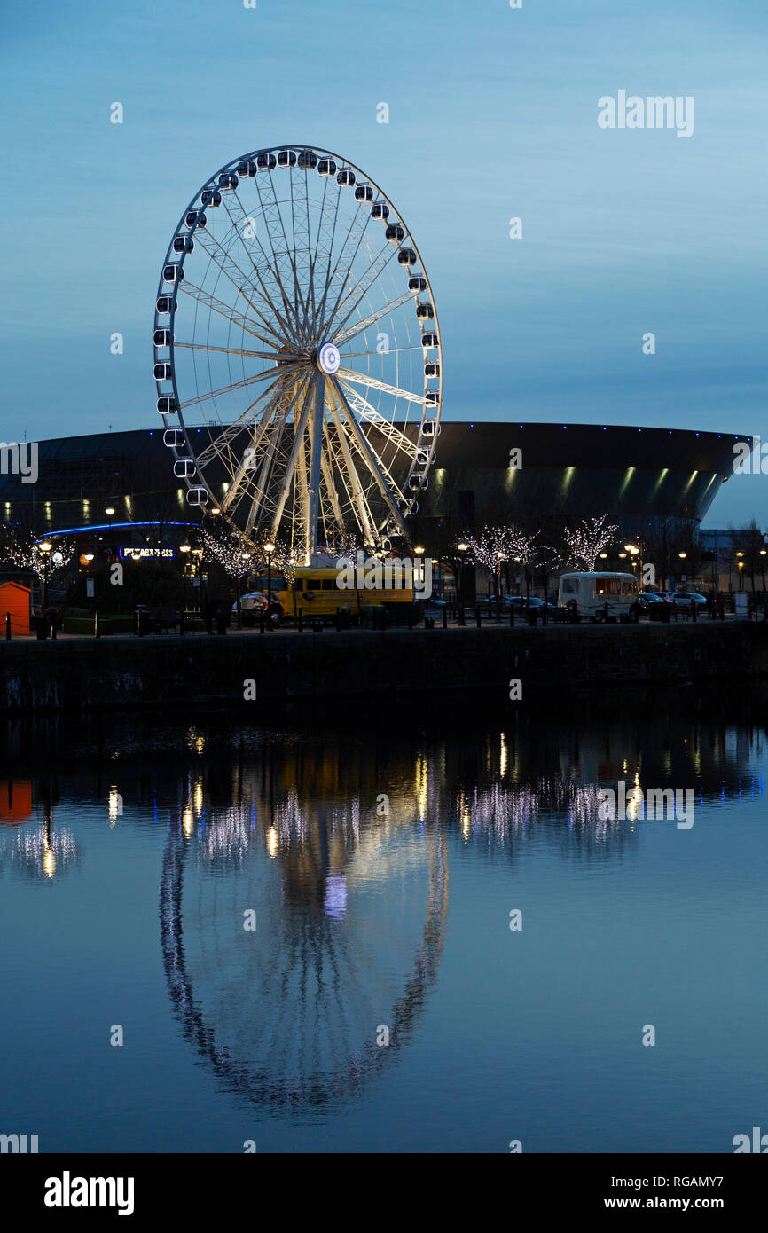 Das Rad von Liverpool bei Keel Wharf in Liverpool, England. Das Riesenrad steht neben der M&S-Bank Arena (ehemals der Echo Arena in Liverpool). Stockfoto