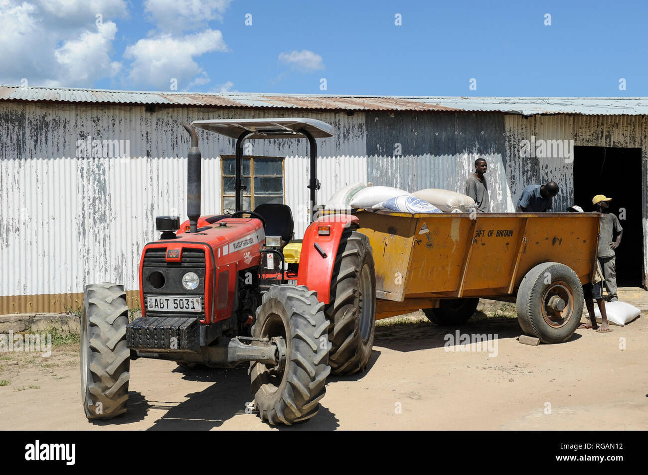 Sambia Barotseland Mongu, die Bauern paddy Landwirtschaft in den Flussauen, Traktor transport Reis Taschen ricemill/SAMBIA Barotseland, Stadt Mongu, in der Sambesi Flussebene wir Reis abgebaut, Traktor einer Reismuehle Stockfoto