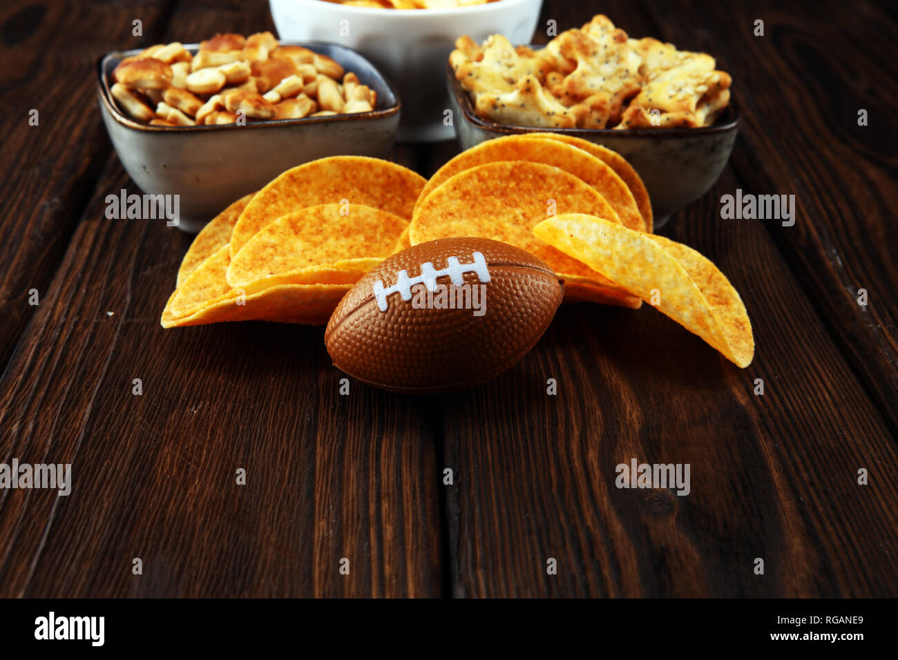 Chips, Salzgebäck, Fußball auf einem Tisch. Toll für Schüssel Spiel. Stockfoto