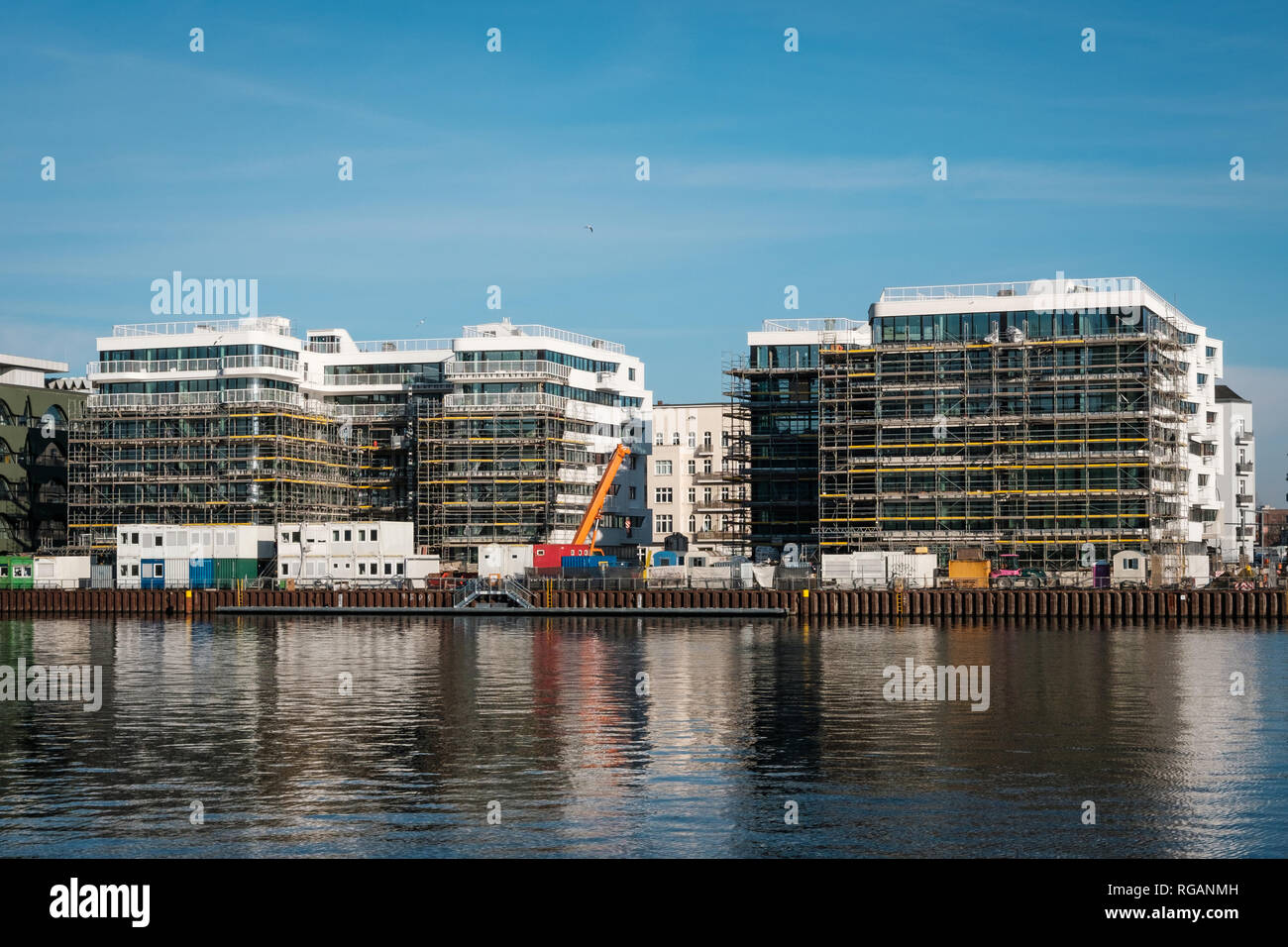 Baustelle der Apartment Komplex, Gerüste auf der Fassade des neuen Haus im Bau - Stockfoto