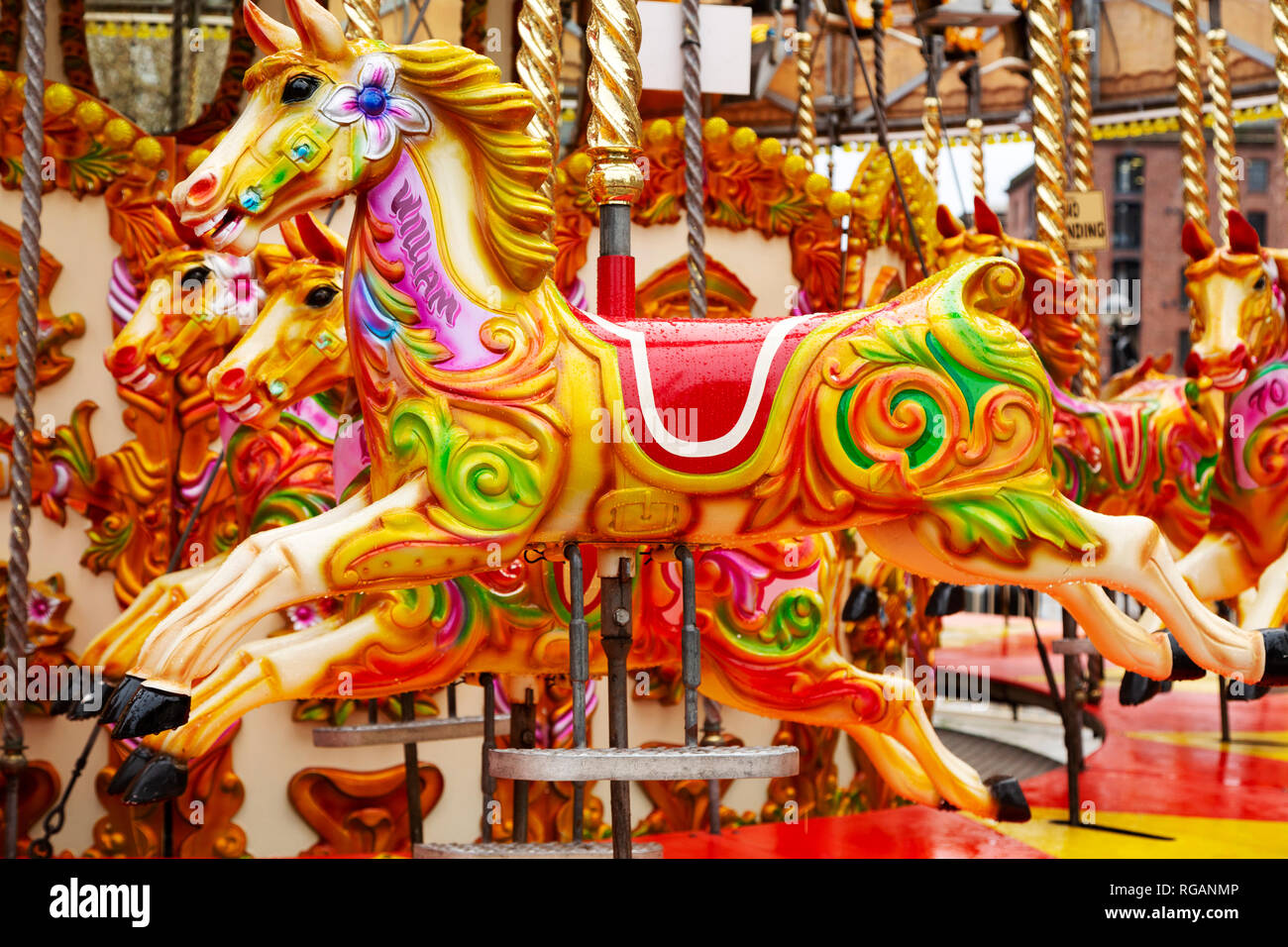 Ein bunt bemalten hölzernen Pferd auf einem Karussell. Karussells sind oft Fahrgeschäfte. Stockfoto