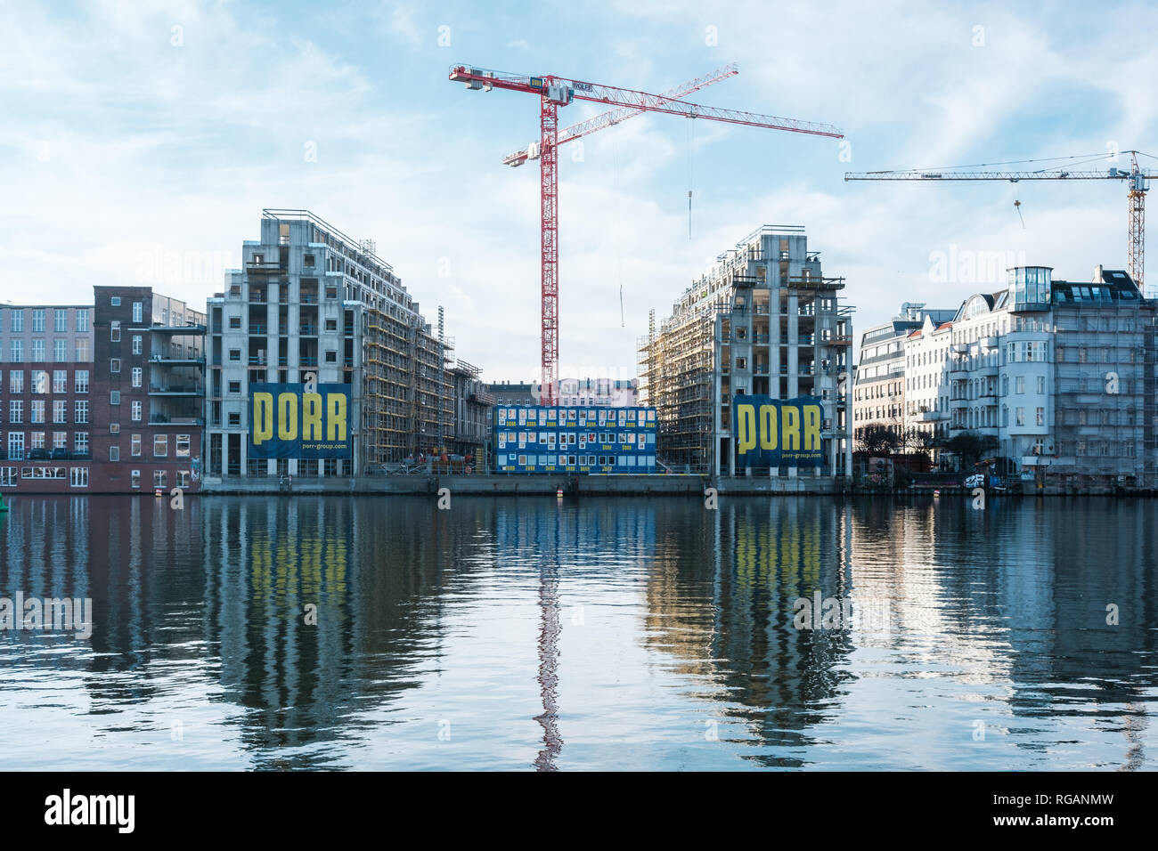Berlin, Deutschland - Januar 2019: Baustelle an der Spree (Cuvrystrasse,) in Berlin Kreuzberg, Deutschland. Stockfoto