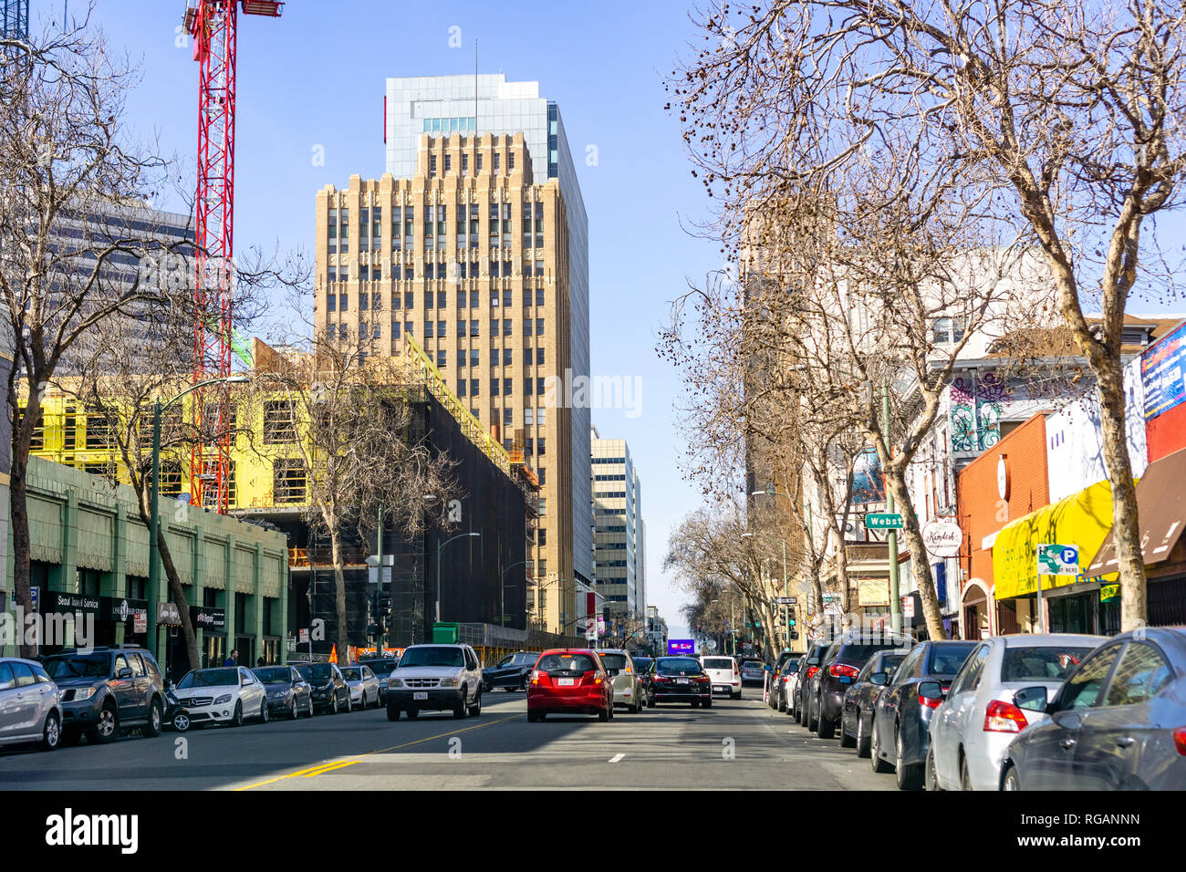 Januar 27, 2019 Oakland/CA/USA - eine belebte Straße in der Innenstadt von Oakland, San Francisco Bay Area. Stockfoto