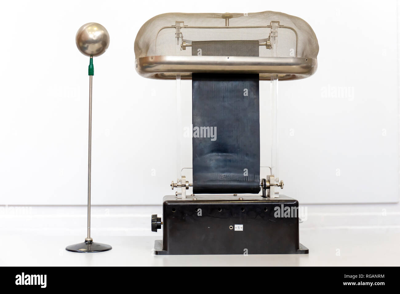 Horizontale, Van De Graaf Generator mit großen Rubber Belt auf weißem Hintergrund Stockfoto