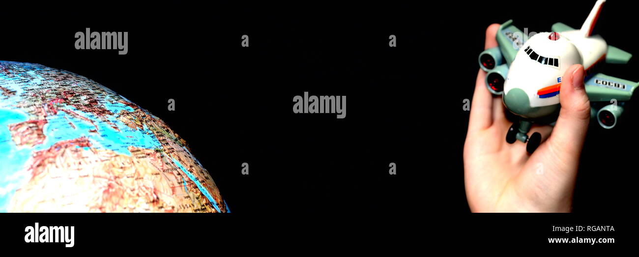 Nachts mit dem Flugzeug in Urlaubsreise starten. Erdkunde Globus vor schwarzem Hintergrund. Stockfoto
