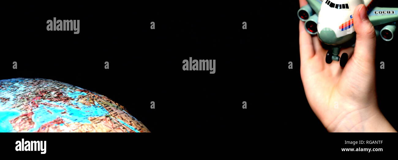 Nachts mit dem Flugzeug zur Urlaubsreise starten. Blauer Globus Erdkunde als Planet vor schwarzem Hintergrund Panorama. Stockfoto