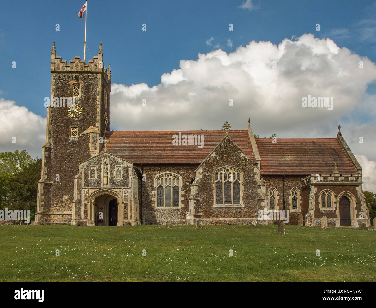 Sandringham, Norfolk, Großbritannien - 26 April 2014: vollständige Ansicht der Maria Magdalena Kirche auf dem Sandringham Estate in Nolfolk. Kreuz von St. George flag Flying fr Stockfoto