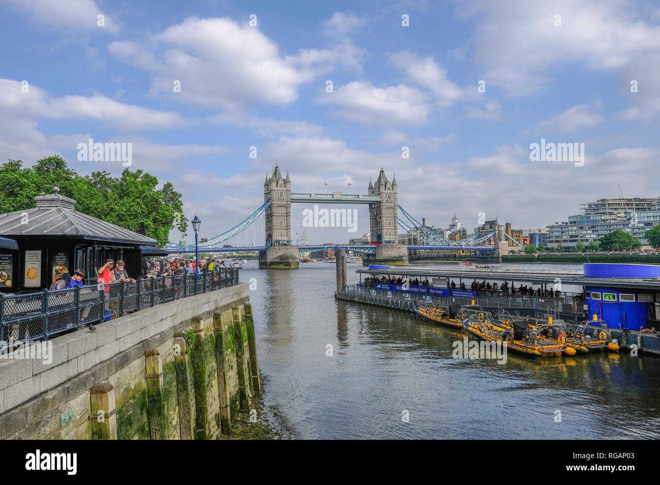 Turm Mllennium Pier, London, UK - Juni 8, 2018: Blick auf die Tower Bridge aus hinter dem Turm Millennium Pier in der Nähe des Tower von London. Auf Stockfoto