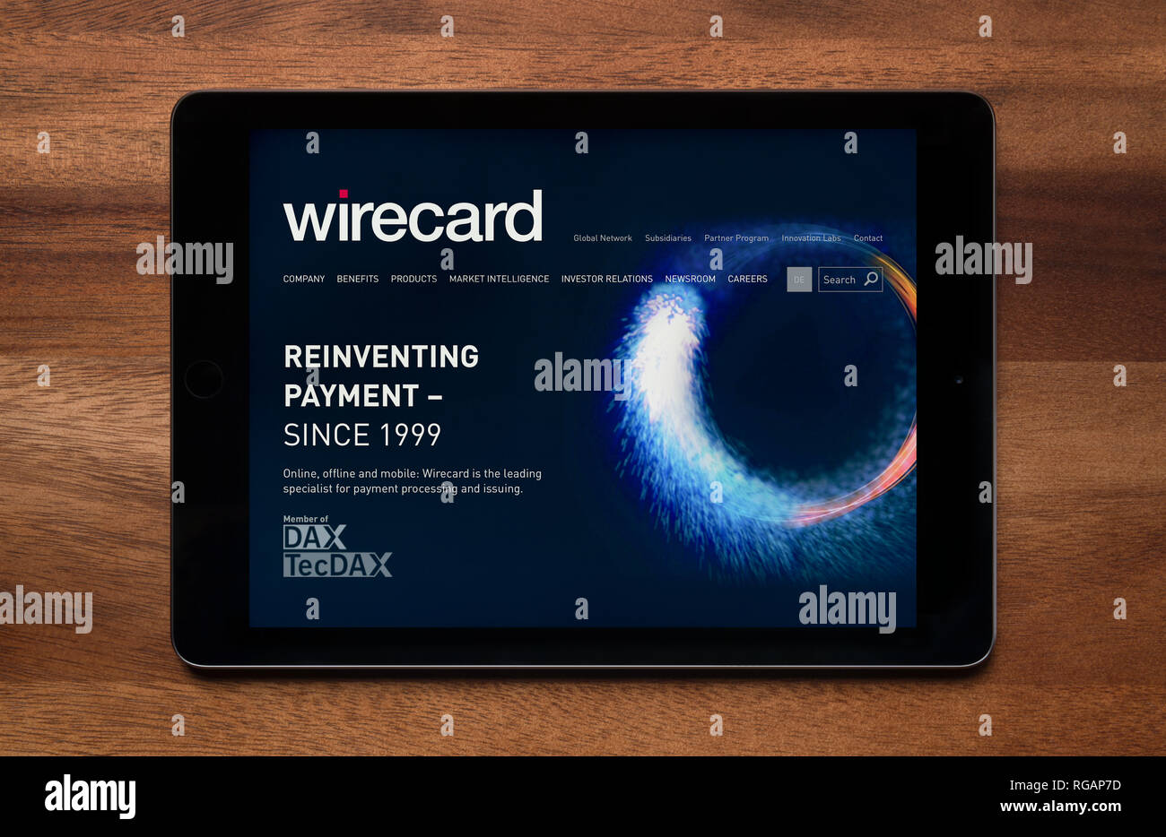 Auf der Website von Wirecard ist gesehen auf einem iPad Tablet, der ruht auf einem Holztisch (nur redaktionelle Nutzung). Stockfoto