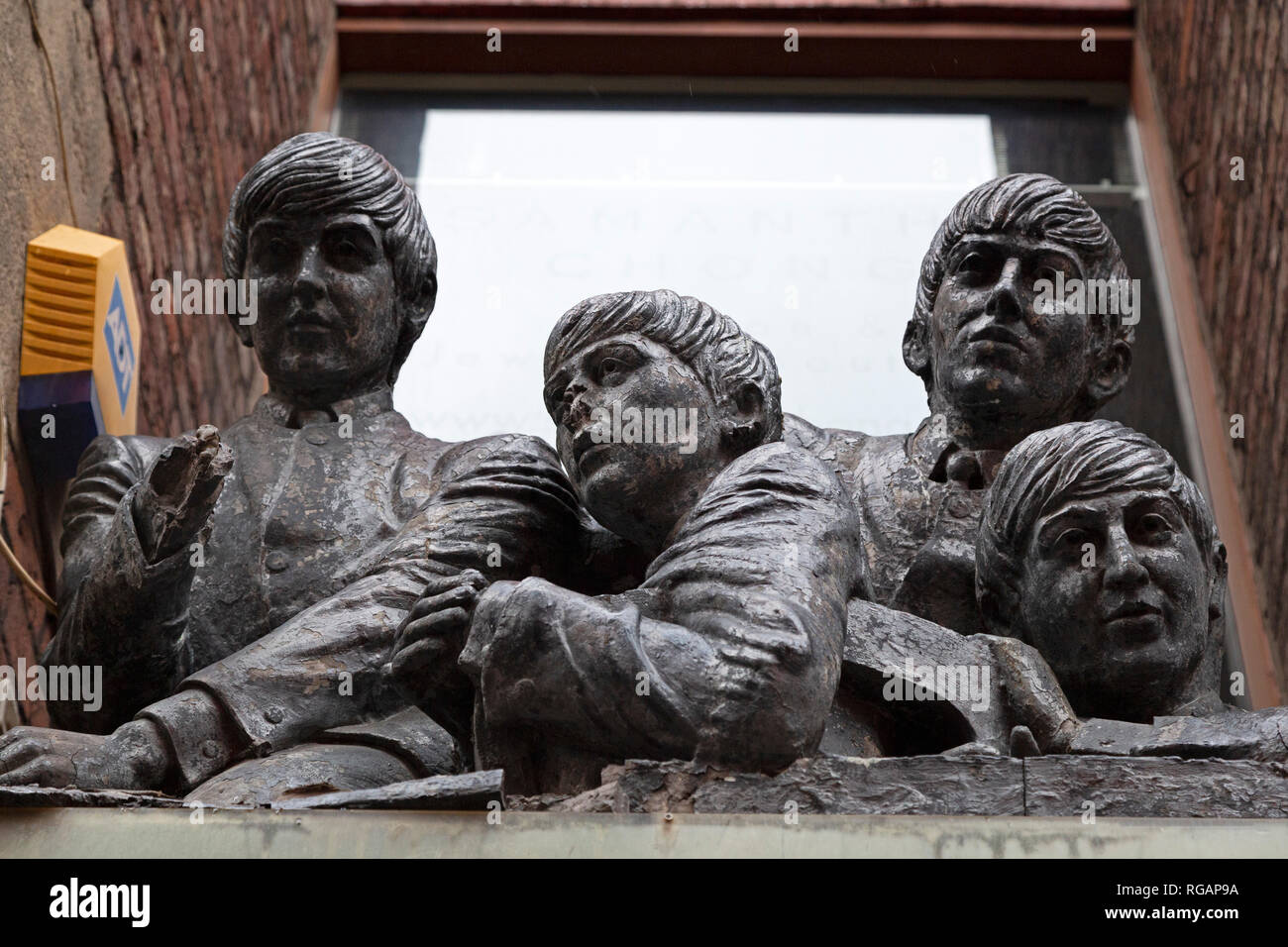 Beatles Statue über dem Beatles Shop auf der Matthew Street in Liverpool, England. Stockfoto