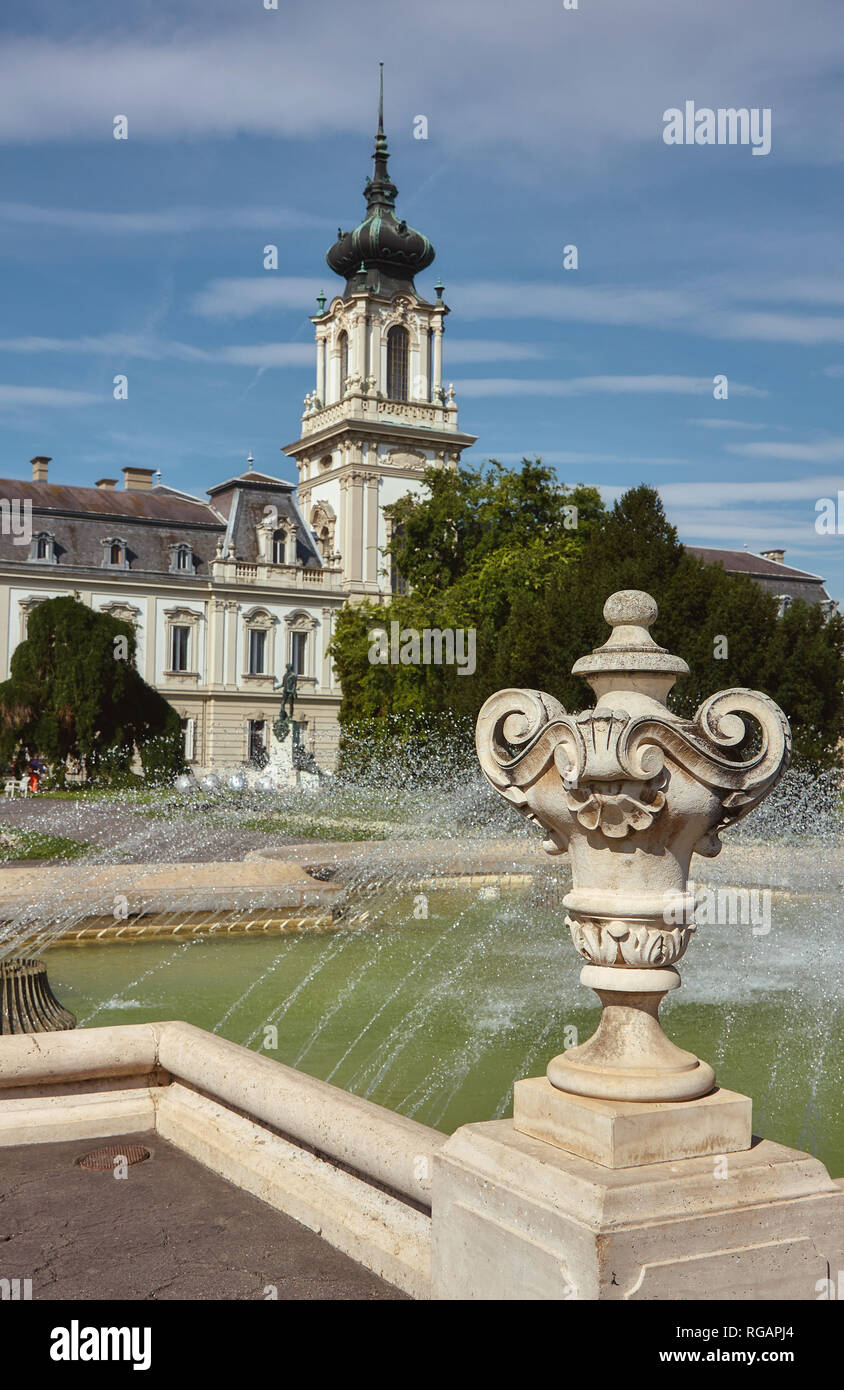 Sehr berühmte Schloss in einer ungarischen Stadt Keszthely, Schloss Festetics in einem sonnigen Tag. Stockfoto