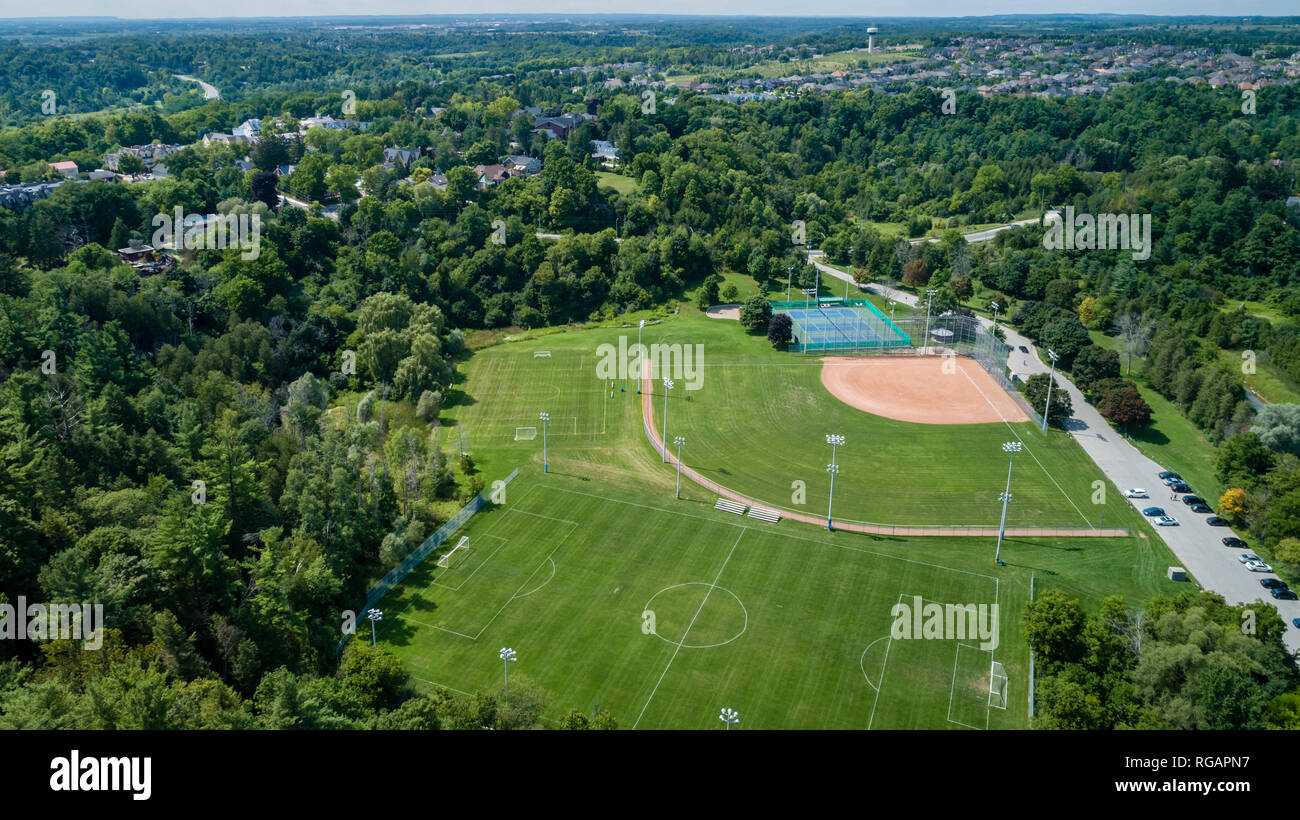 Luftaufnahme von Bindegarn Park, mit der Ortschaft Kleinburg hinter sich. Stockfoto