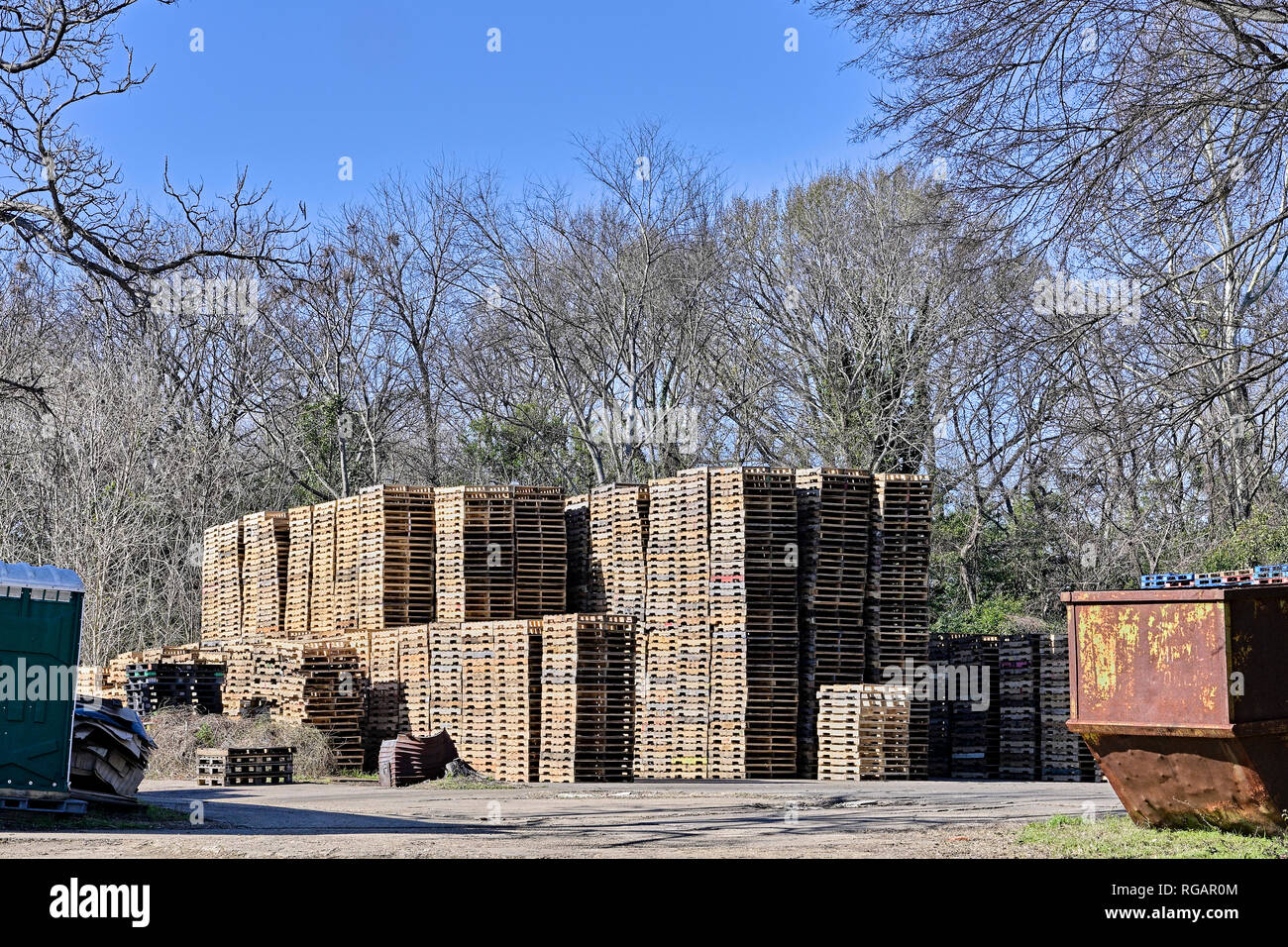 Holzpaletten sind hoch gestapelt im Lager warten auf den Einsatz in Montgomery Alabama, USA. Stockfoto