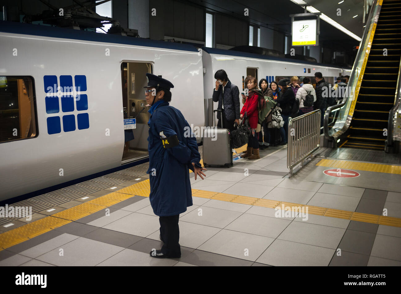 23.12.2017, Osaka, Japan, Asien - Reisende in Kansai International Airport Bahnhof warten auf einen Zug zu. Stockfoto
