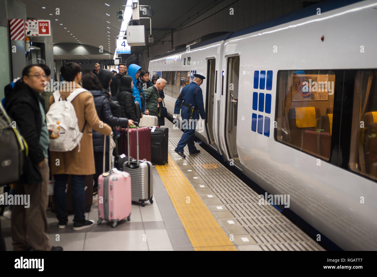 23.12.2017, Osaka, Japan, Asien - Reisende in Kansai International Airport Bahnhof warten auf einen Zug zu. Stockfoto