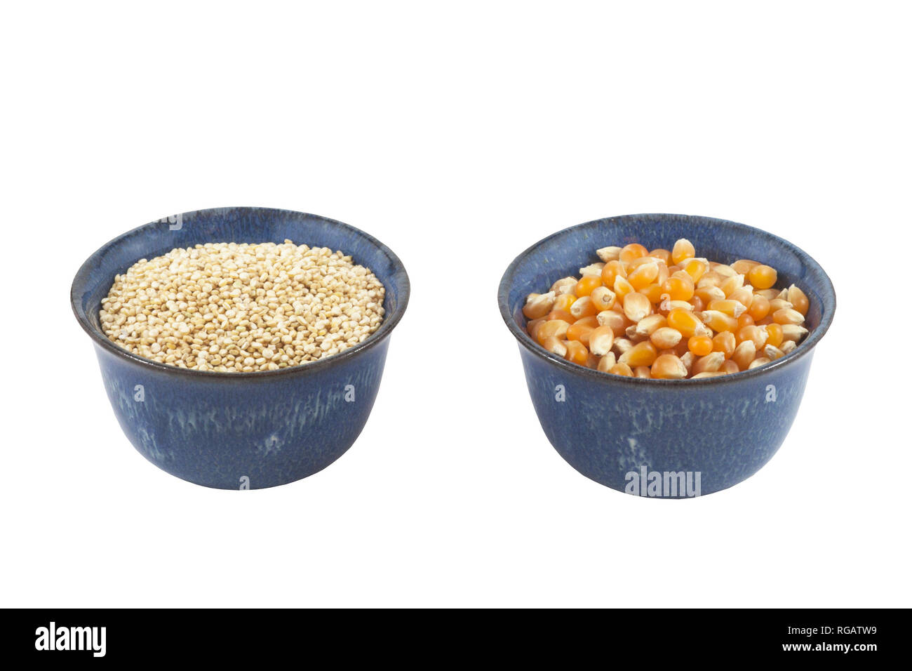 Kleine Schalen von Bio Quinoa und Popcorn. Stockfoto