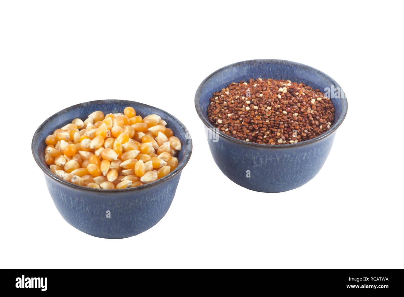 Kleine Schüsseln mit Bio-Popcornkernen und Quinoa. Stockfoto