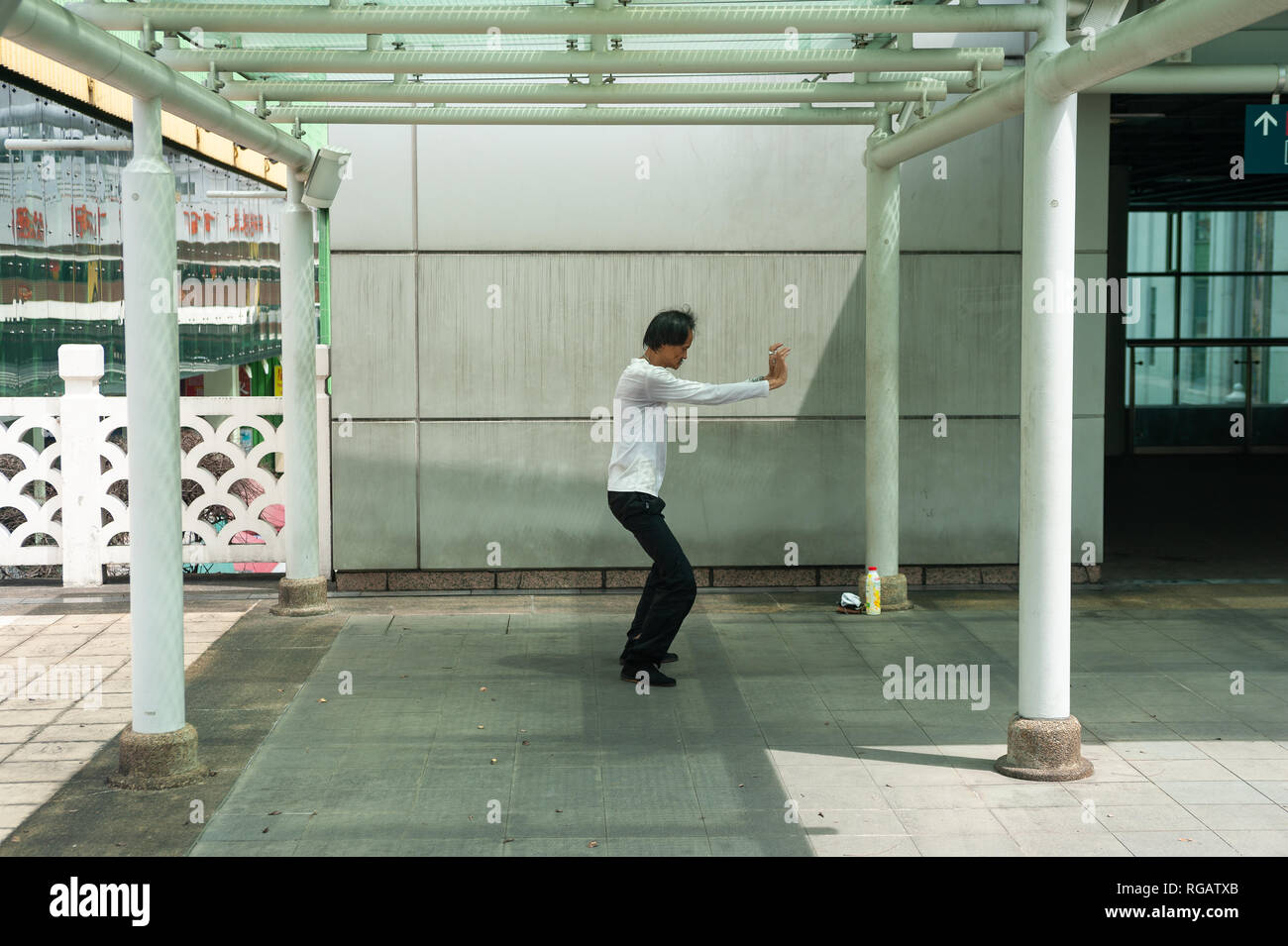 18.04.2018, Singapur, Republik Singapur, Asien - ein Mann der Praxis Tai Chi an einem kleinen Park außerhalb des People's Park Komplex in Chinatown. Stockfoto