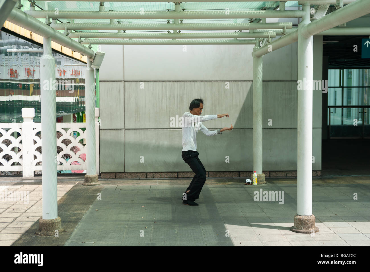 18.04.2018, Singapur, Republik Singapur, Asien - ein Mann der Praxis Tai Chi an einem kleinen Park außerhalb des People's Park Komplex in Chinatown. Stockfoto